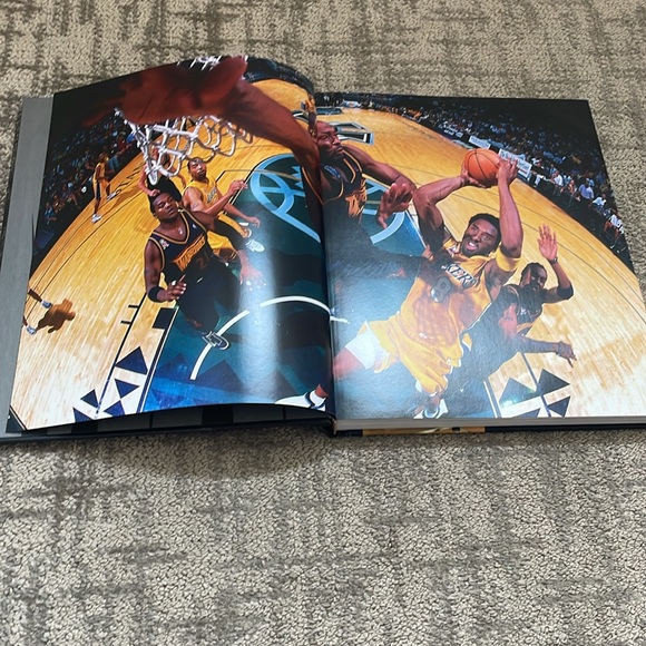 KOBE BRYANT 'THE MAMBA MENTALITY HOW I PLAY' HARDCOVER BOOK - Picture 4 of 5